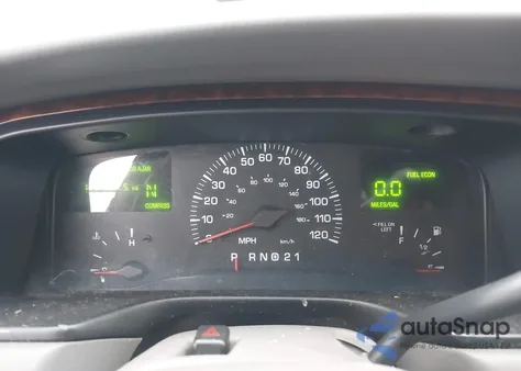 2002 Lincoln Town Car Signature from USA, damaged, VIN 1LNHM82W92Y657970